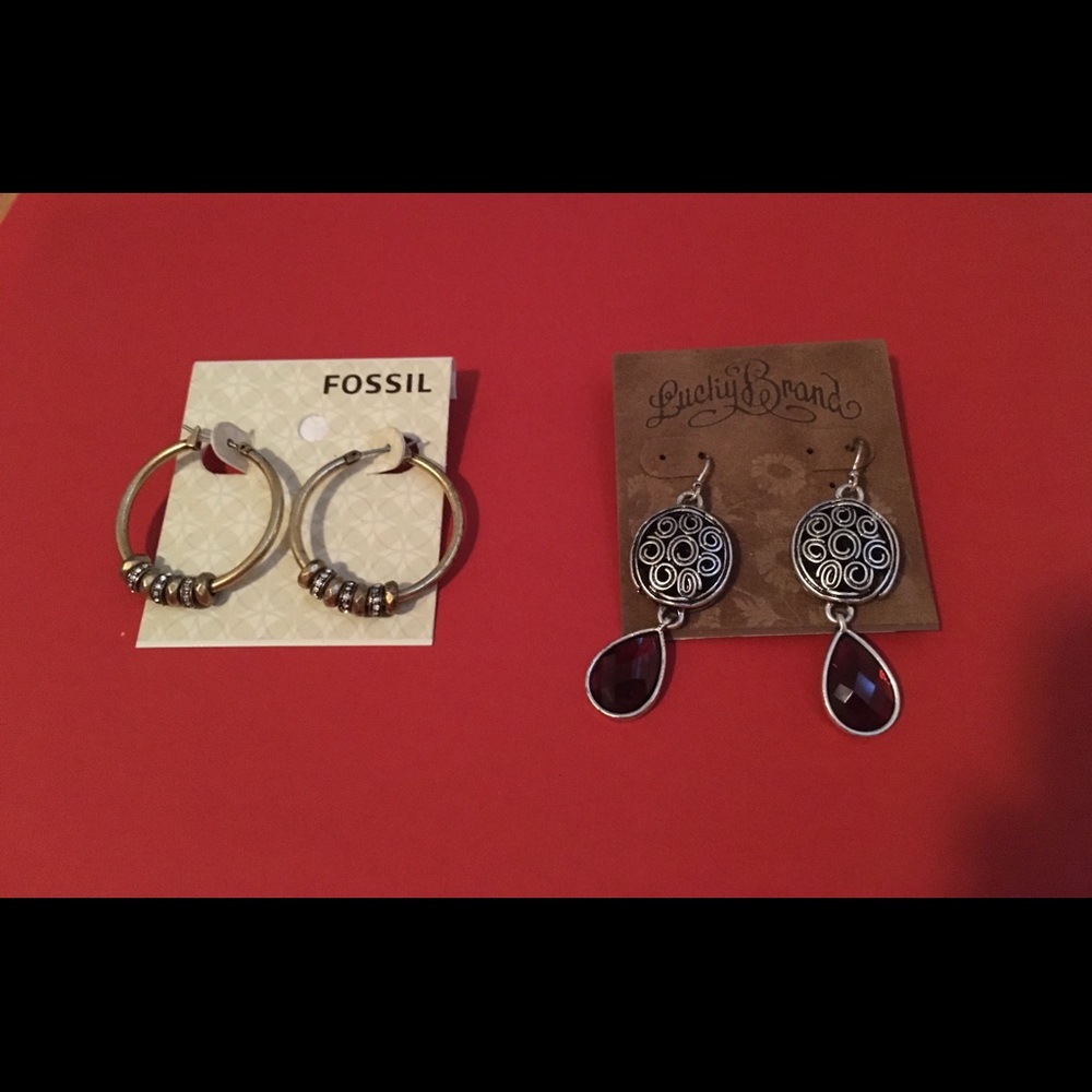 Set of two fashion earrings.